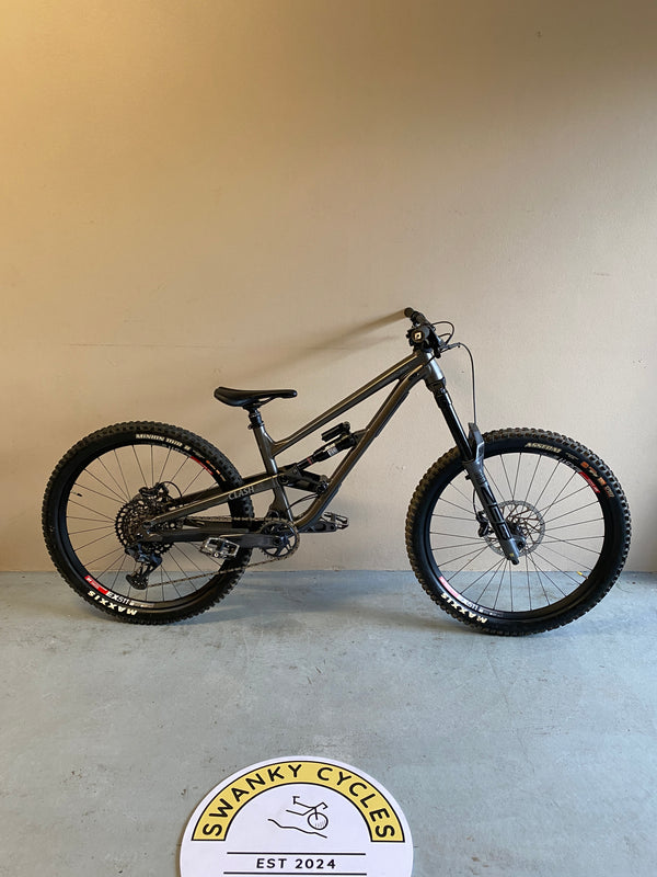 Swanky Cycles 2022 Commencal Clash Race Dark Slate