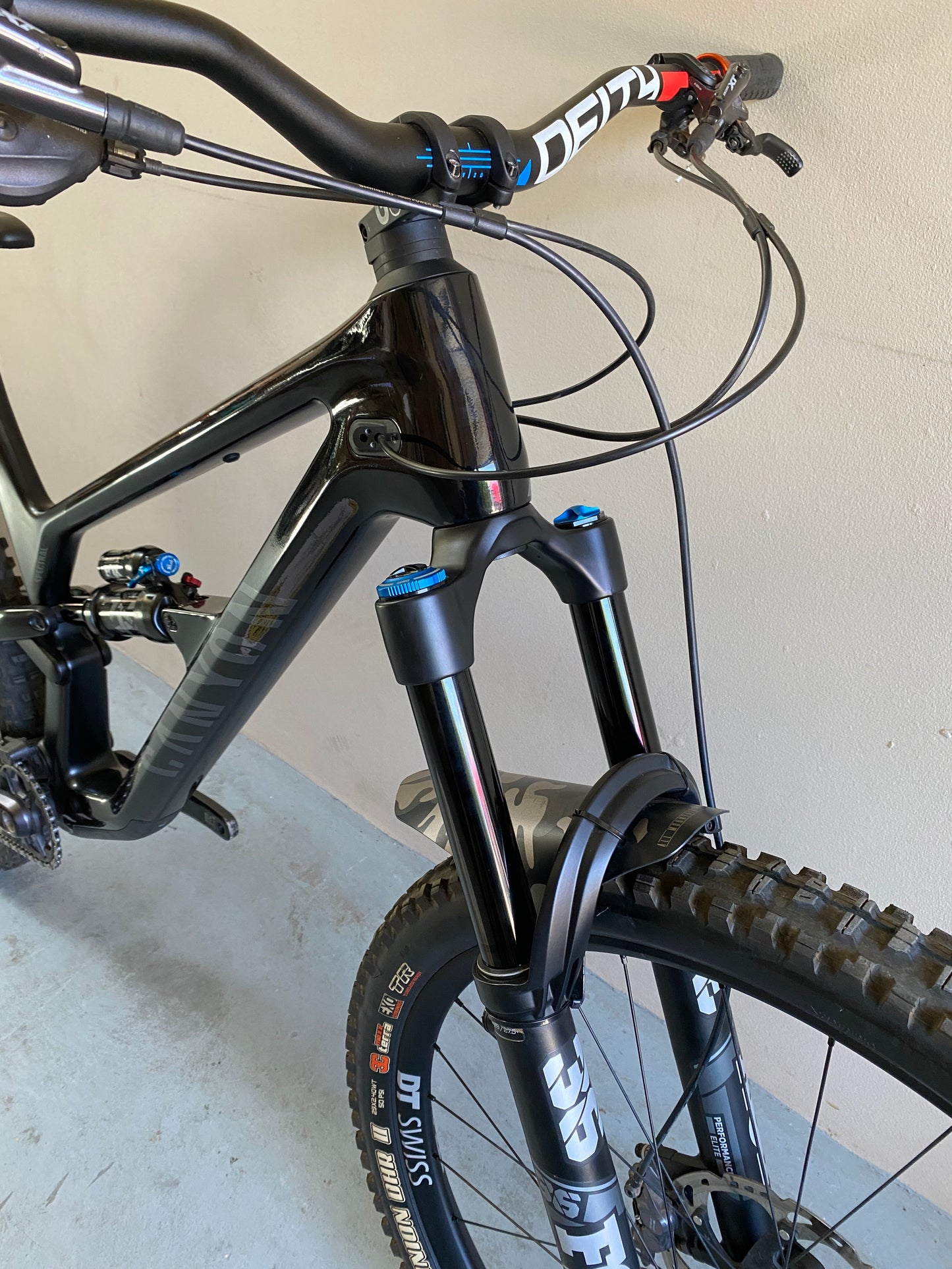 2022 Canyon Spectral CF8 Carbon XL