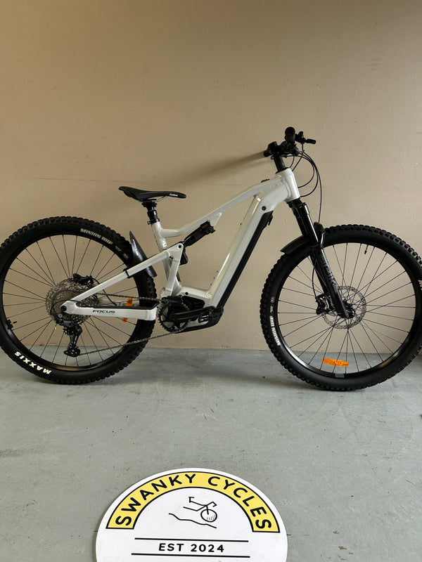 Swanky Cycles 2024 Focus Thron2 6.7, Light Grey Glossy, Medium